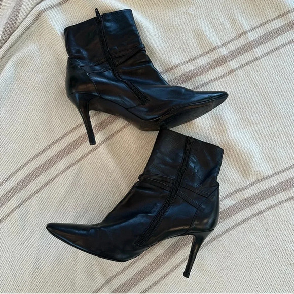 LK BENNETT BLACK LEATHER WITH GOLD TRIM & STRAPS HEELED ANKLE BOOTS SIZE 9 - Picture 3 of 11